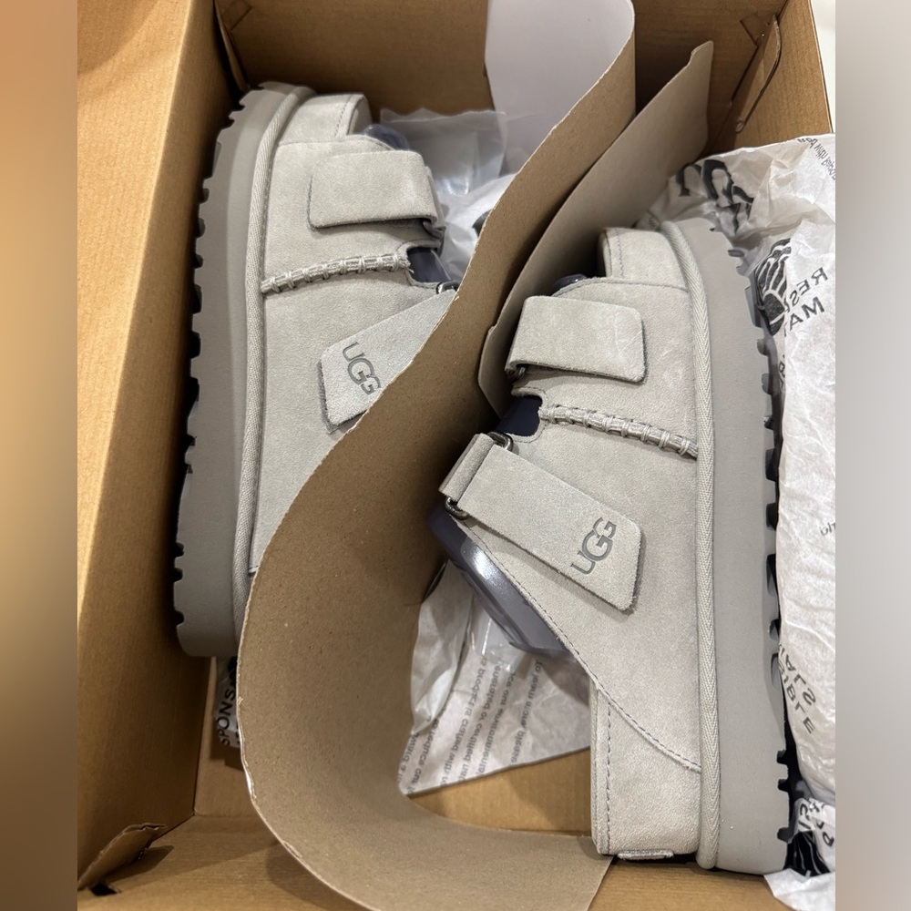 UGG Women’s Slippers in Light Gray